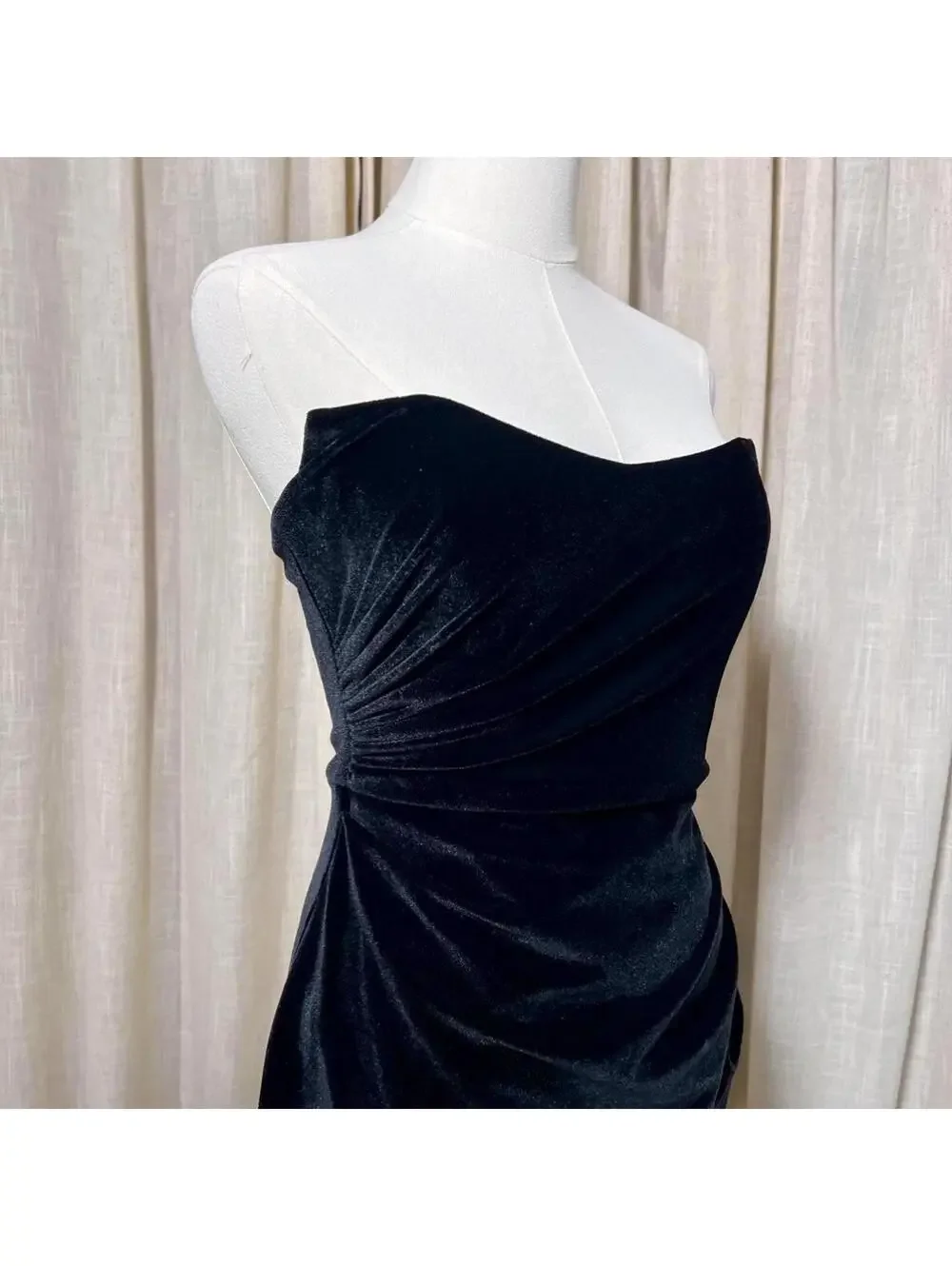 Black Velvet Strapless Mini Dress – Size 2 - Picture 4 of 8